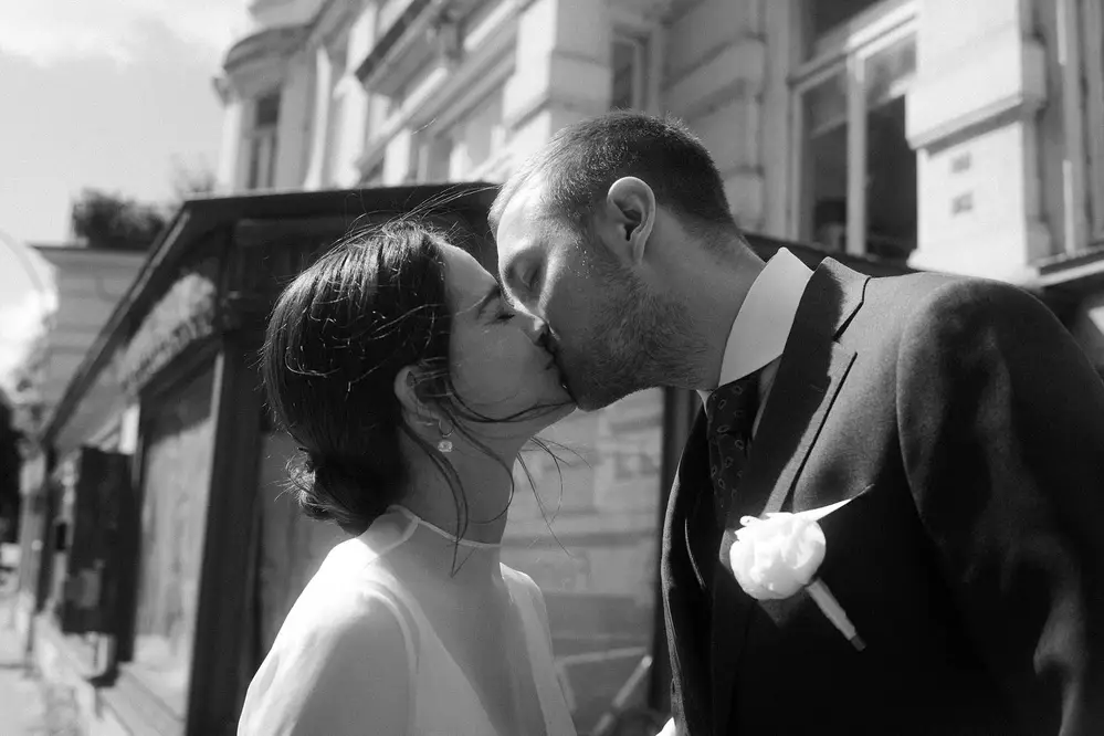 Wedding portraits of a couple in Hamburg Uhlenhorst. Leica M11.