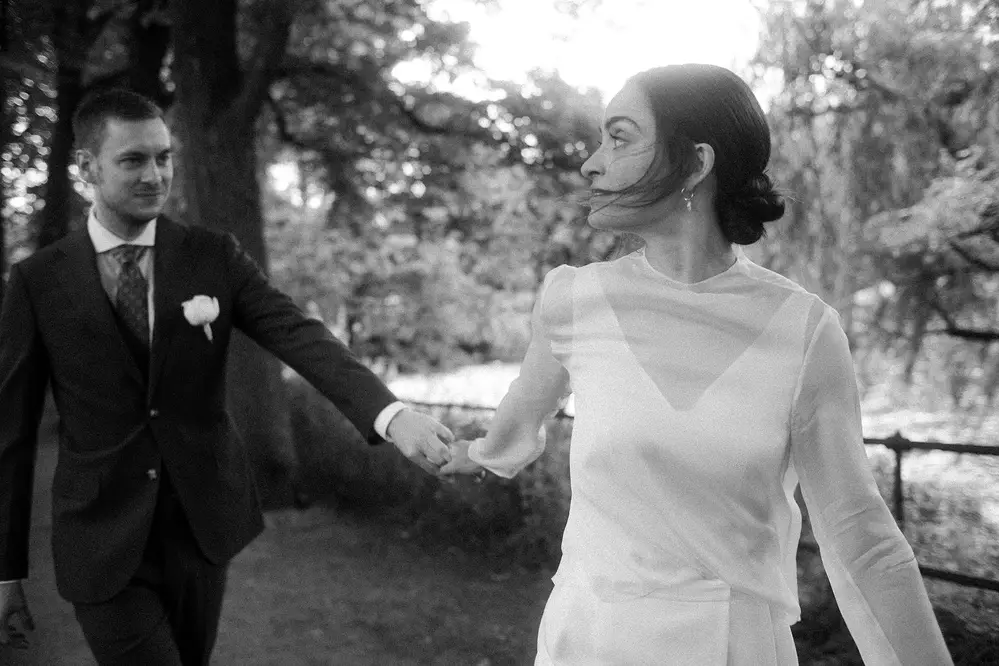 Wedding photos by the Alster in Hamburg. Leica M10 M11.