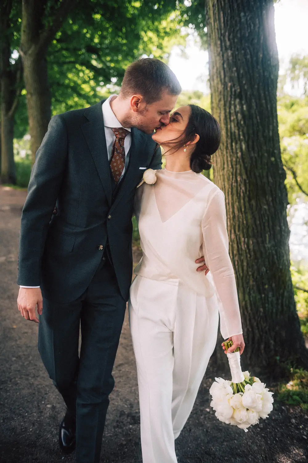 Wedding photos by the Alster in Hamburg. Leica M10 M11.