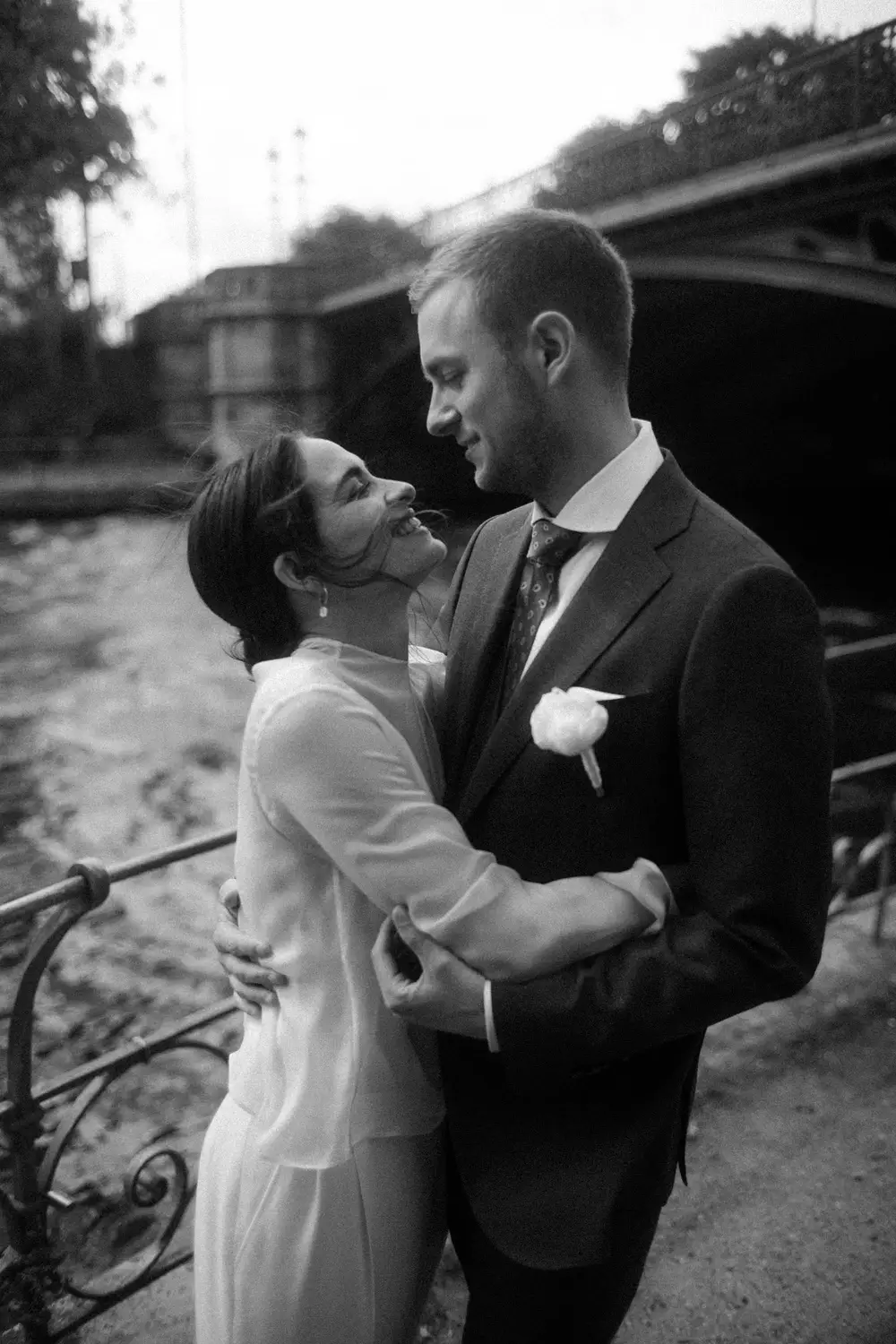 Wedding portrait of a couple at Schwanenwik, Hamburg Uhlenhorst.