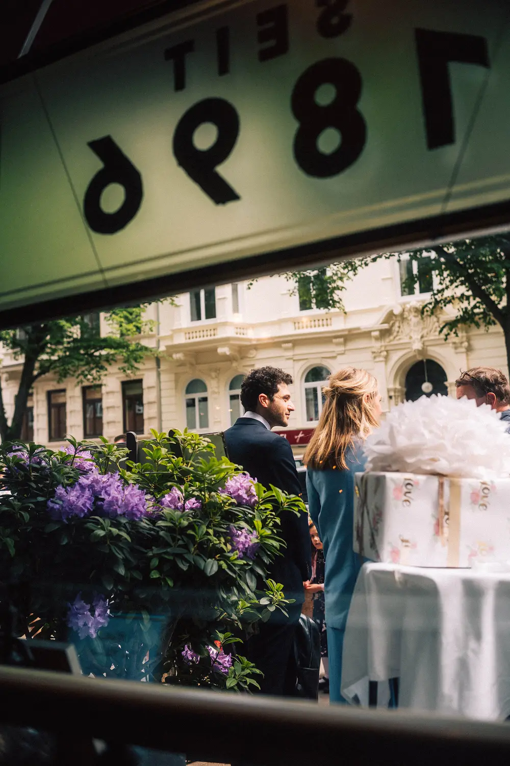 Wedding venue in Hamburg, Restaurant Rexrodt – Parisian flair in Uhlenhorst. Wedding photography with vintage character. Leica M11.
