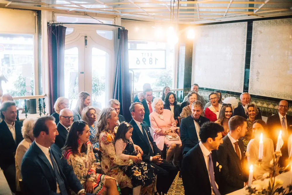 Wedding venue in Hamburg, Restaurant Rexrodt – Parisian flair in Uhlenhorst. Wedding photography with vintage character. Leica M11.