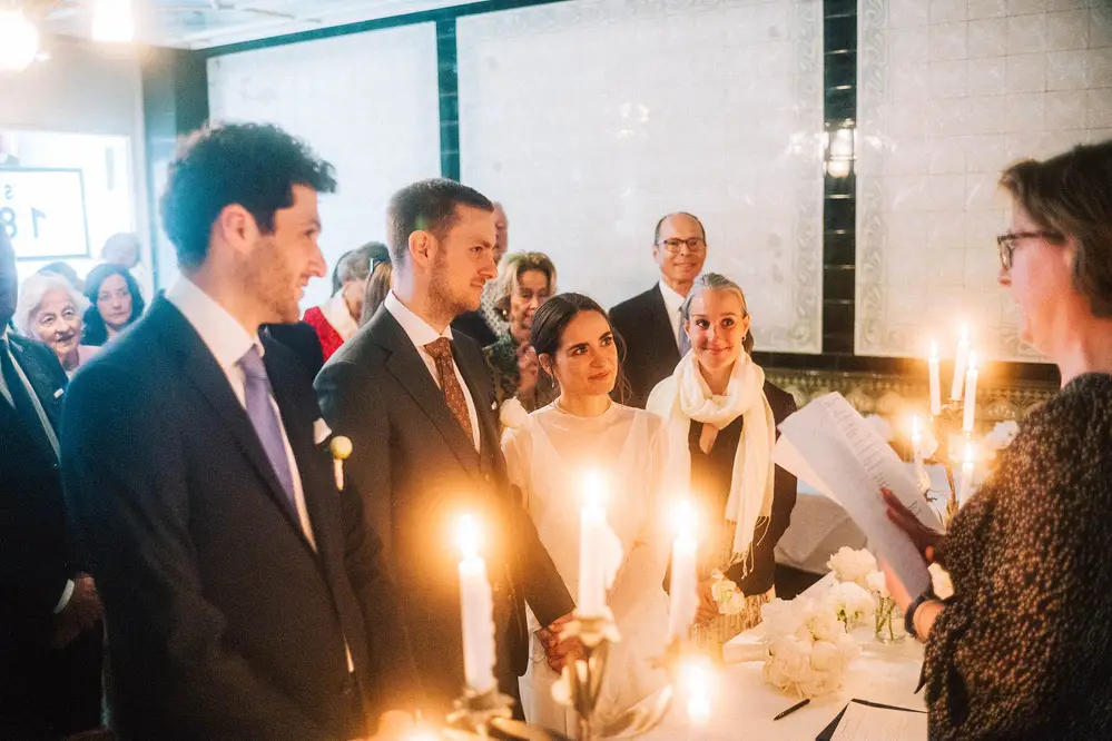 Civil wedding at the Rexrodt branch in Uhlenhorst, Hamburg. Cosy candlelight. Hearts filled with warmth. Bride and groom exchange vows. Emotional moments in a unique location with a cosy atmosphere. Leica M10 M11.