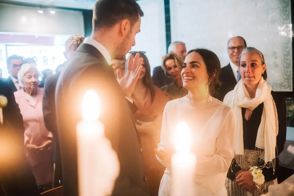 Civil wedding at the Rexrodt branch in Uhlenhorst, Hamburg. Cosy candlelight. Hearts filled with warmth. Bride and groom exchange vows. Ring exchange. Tears in their eyes. Emotional moments in a unique location with a cosy atmosphere. Leica M10 M11.