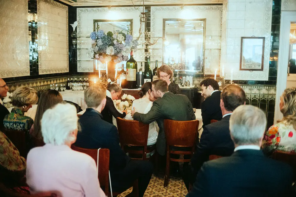 Wedding photo of a couple with witnesses. Civil ceremony at Rexrodt, Hamburg Uhlenhorst, with distinctive charm. Hydrangeas. Leica M10 M11. Tiffen Black Pro Mist. Voigtländer Nokton Classic 35mm.