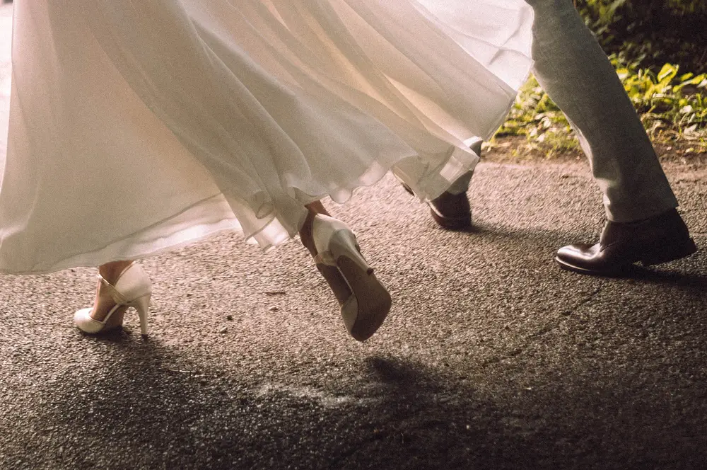 White bridal shoes, groom in patent leather shoes. Oxfords, not Budapester. Wedding photography. Elmshorn. Leica M10 M11.