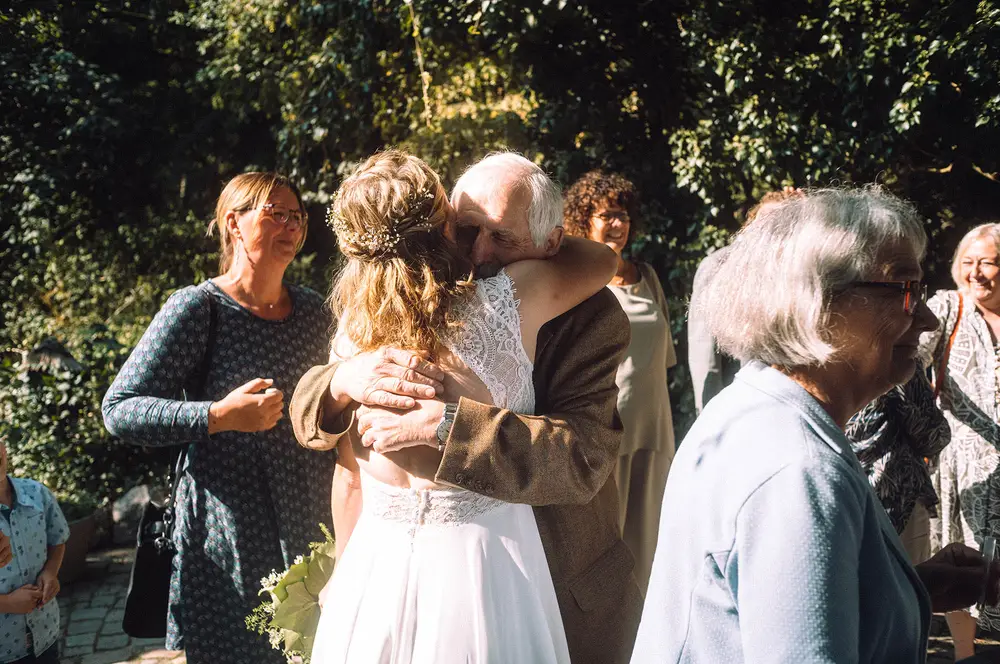Outdoor wedding ceremony in Elmshorn. Congratulating the bride during the wedding. Leica M10 M11.