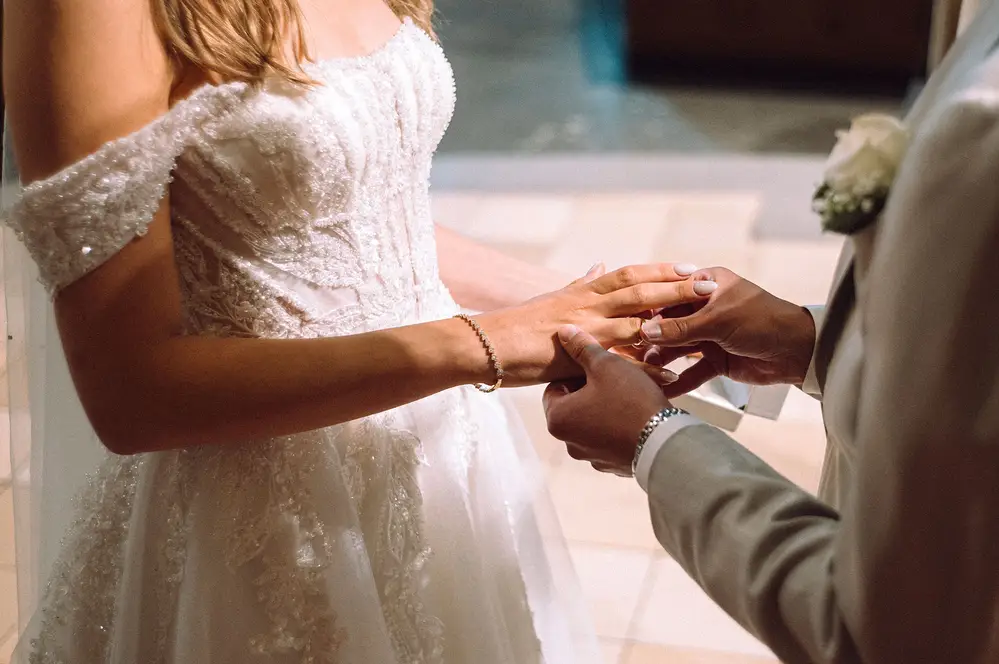 Civil wedding ceremony at the Rexrodt restaurant branch, Uhlenhorst, Hamburg. Ring exchange. Leica M10 M11. Tiffen Pro Mist.