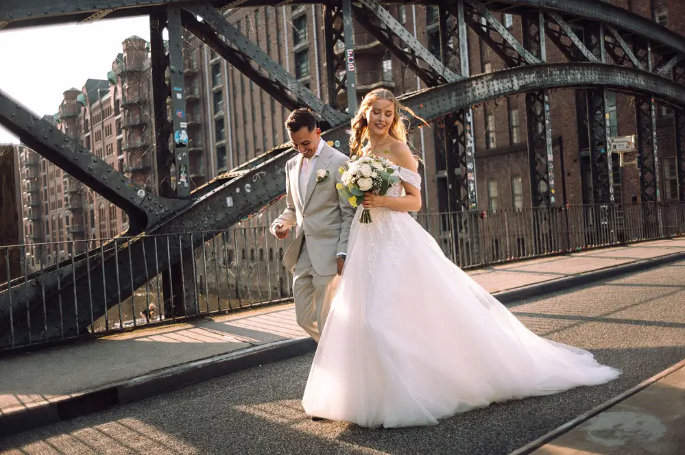 Wedding photography on a bridge in Hamburg’s Speicherstadt, Fleetschlösschen, Wasserschloss, Elbschlösschen, Elbschloss. Leica M11.