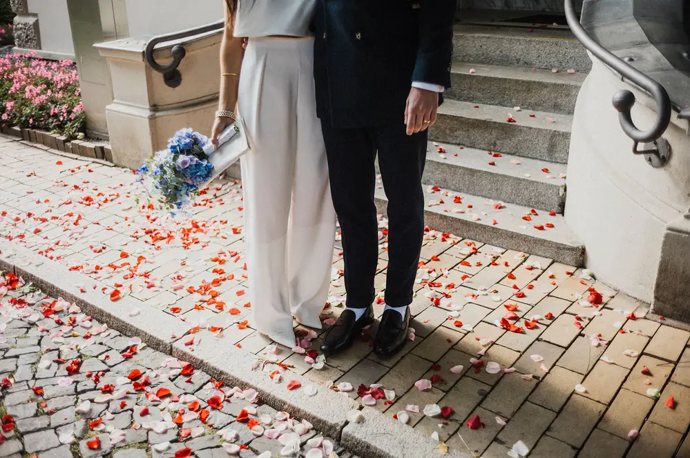 Rose petals in front of the White Villa in Elmshorn. Leica M10 M11.