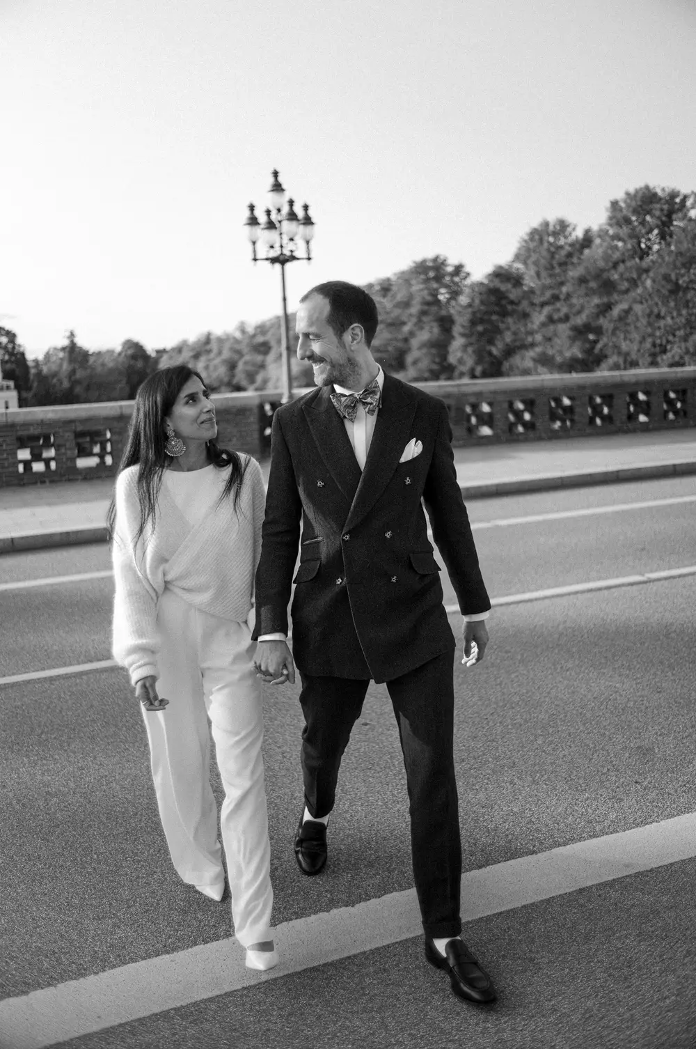 Wedding photo of a couple walking across Krugkoppelbrücke in Hamburg. Paris vibes. Leica M10 M11.