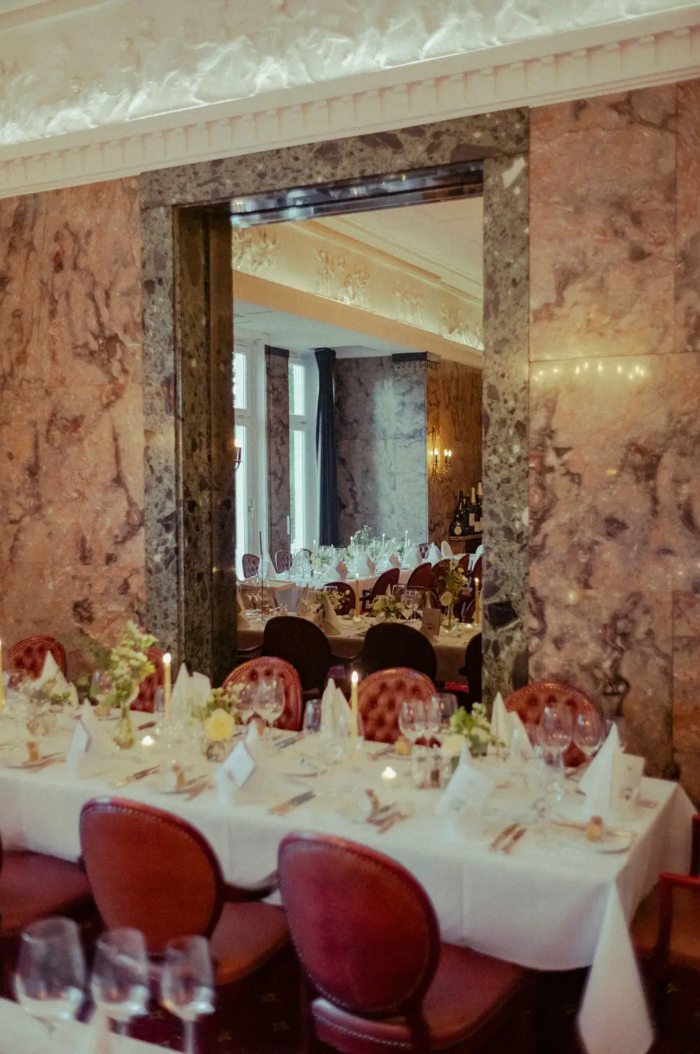 Anglo-German Club Hamburg, Harvestehuder Weg 44, Harvestehude on the Outer Alster. Banquet hall with marble walls and chandelier.